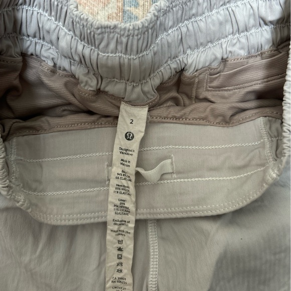 🍋Lululemon Hotty Hot Shorts in Rhino Grey - Picture 4 of 4